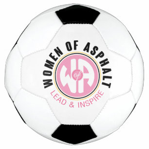 Mulheres da bola de futebol de asfalto
