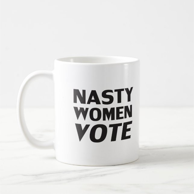 Mulheres desagradáveis votam - Caneca de café bran (Esquerda)