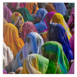 Mulheres em saris coloridos se reúnem