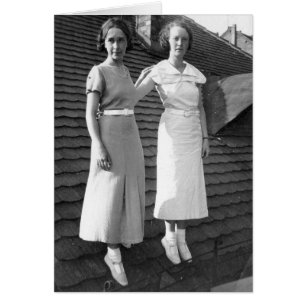 Mulheres estranhas no cartão do telhado