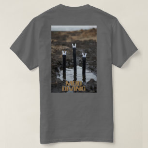 Mulheres mergulhando na lama camiseta cinza costas