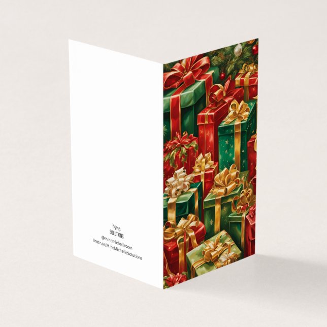 Múltiplos presentes de tema de feriado empilhados (Exterior)