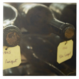 Na adega subterrânea de vinho: garrafas deitadas e