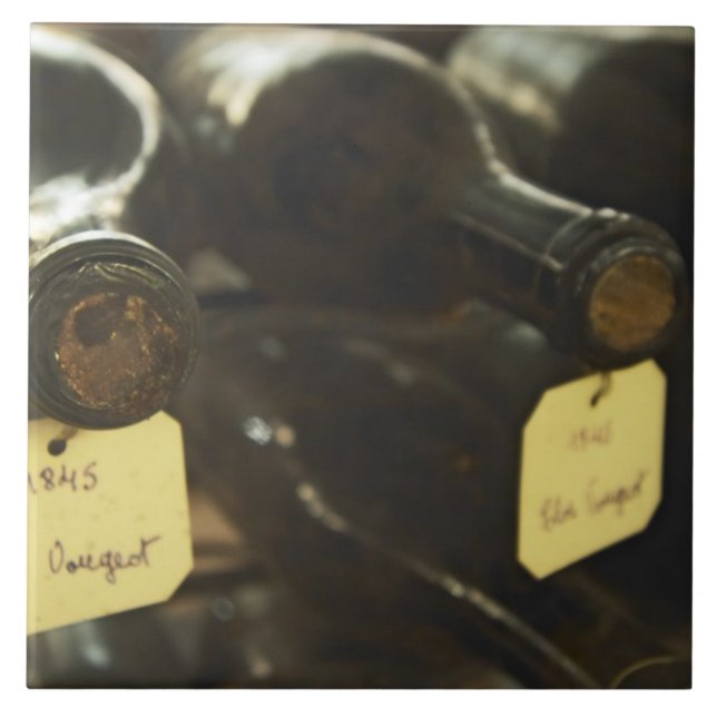 Na adega subterrânea de vinho: garrafas deitadas e (Frente)