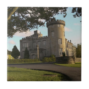 Na Irlanda, a entrada lateral do Castelo Dromoland