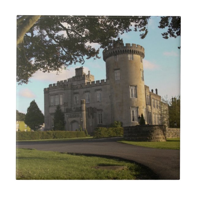 Na Irlanda, a entrada lateral do Castelo Dromoland (Frente)