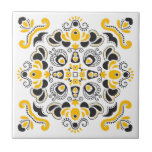 Na moda Branco Amarelo-Negro Elegante Mediterrâneo<br><div class="desc">Um belo padrão decorativo original original mediterrânico moderno,  ao estilo belo,  em cores pretas e amarelas,  num azulejo cerâmico branco de fundo.</div>