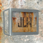 Na moda de Cinza de Rusty Grunge<br><div class="desc">O detalhe arquitetônico da parede de concreto de cinza enferrujada com ouro amarelo, cinzas, cinzas pretas e escuras criou esta fivela de cinta na moda abstrato com seu apelo industrial, sujo e urbano. Sofisticado e na moda personalizado com iniciais. Esta imagem é uma fotografia de rua original de JLW_PHOTOGRAPHY.</div>