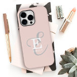 Na moda Monograma Único - Cor - de-rosa - Blush Fe<br><div class="desc">Uma elegante representação na moda do seu nome e monograma acentua esta capas de iphone personalizada com serifas clássicas e uma tipografia de escrita mais ornamentado tem uma simetria lindamente equilibrada. Os três elementos se combinam elegantemente para criar seu próprio logotipo pessoal de marca. Mostrado aqui com um fundo cor-de-rosa...</div>