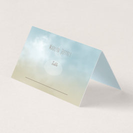 Na praia do surf do oceano, convidados sentados em