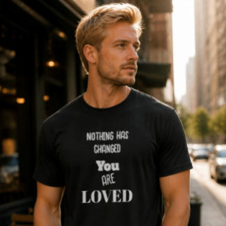 Nada Mudou, Você É Amado Camiseta Básica Escura