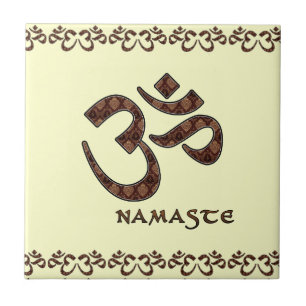 Namaste com símbolo Brown do OM e creme