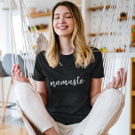 Namastê | Meditação Negra Moderna Ioga Espiritual<br><div class="desc">Simples, na moda, "namaste" cita design de arte na moderna tipografia de escrita manuscrita minimalista. O slogan pode ser facilmente personalizado com suas próprias palavras para um presente perfeito para um coelhinho de yoga ou amante de pilates! Namasté significa literalmente "cumprimentos a você". Nos Vedas, a namasta ocorre principalmente como...</div>