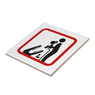 Não alimente a filha ao sinal de zoológico de croc