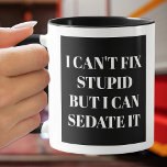 Não consigo consertar texto estúpido na caneca de<br><div class="desc">Não consigo consertar o estúpido,  mas posso sentá-lo em ambos os lados desta caneca preta e branca,  perfeita para um paramédico,  médico ou enfermeiro. Escolha o estilo da caneca,  a cor da alça,  a cor da dentro e altere a cor do plano de fundo para qualquer coisa.</div>