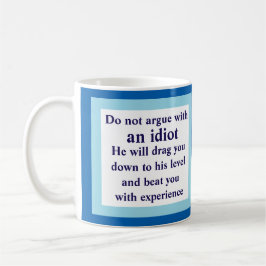 não discuta com um idiota, ele… Caneca branca