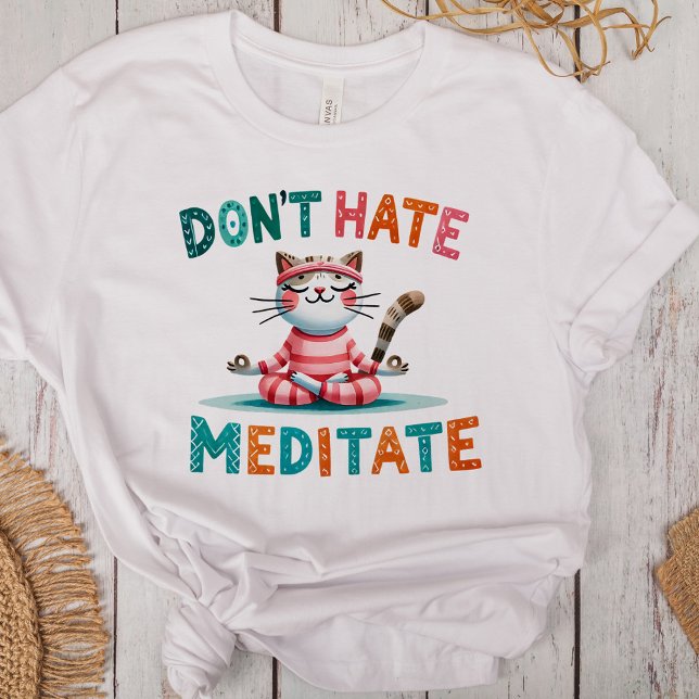 "Não Odeie Meditar" Adolescentes Engraçados ("Don't Hate Meditate" Funny Cat Lovers Tri-Blend Shirt on a desk with boho decoration)