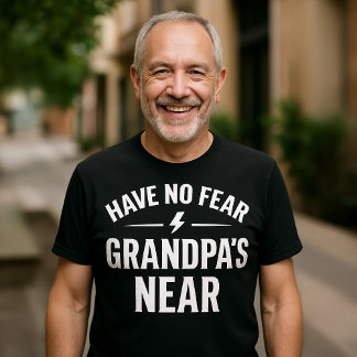 Não tenha medo do vovô perto de uma camiseta do vo