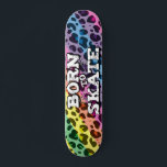 Nascer ao grafite colorido-leopardo skate<br><div class="desc">Quadro de skate legal com uma tendência para as manchas-leopardo-do-arco-íris com a redação "Nascer a skate" numa letra branca de grafite moderno.</div>
