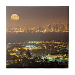 Nascer da lua sobre a silhueta de San Diego