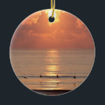 Nascer do sol Daytona Beach do oceano, ornamento<br><div class="desc">Ornamento com o sol da manhã que quebra através das nuvens macias no oceano e uma fileira dos pelicanos; Pasta de ©2014 Aaron</div>