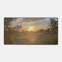 Nascer do sol no deserto sobre o campo de golfe de