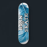 Nascer para pena azul skate com texto de grafite<br><div class="desc">Legal skateboard com a menção "Nascer a skate" em uma fonte branca de grafite moderno sobre um fundo azul-claro de pena.</div>