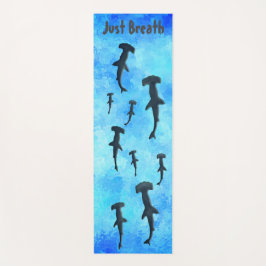 Natação no oceano com o tapete Yoga dos tubarões