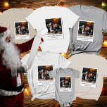 Natais vintages Legal de Imagem da Família Persona<br><div class="desc">Celebre a temporada de festas com um toque de nostalgia na nossa Camisa Tripla de Blend "Personalizada Family Picture Legal". Perfeito para aqueles que amam a vibração retrorreflectora, esta camisa transforma sua foto favorita da família em um eterno de roupa de feriado. Quer você esteja procurando camisetas de grupo para...</div>