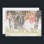 Natal casado | Cartão com fotos de Férias Newlywed<br><div class="desc">Este cartão com fotos elegante é perfeito para recém-casados! A design apresenta uma folhagem bonito vermelha e verde,  letras de caligrafia dourada e espaço para sua foto favorita de casamento.</div>