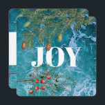 Natal Summer Ocean Beach Joy Cartão de Natal<br><div class="desc">Cruzando ondas azuis profundas no fundo com coníferas e bagas de Natal moldando a palavra "JOY". Um belo Natal temia design litorâneo ideal para o Natal no Verão ou para as celebrações do Natal litorâneo.</div>