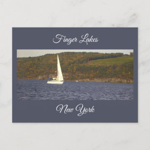 Navio à vela em um cartão postal lago