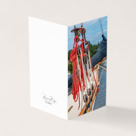 Navio à vela na encosta