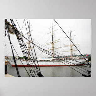 Navio branco alto - poster