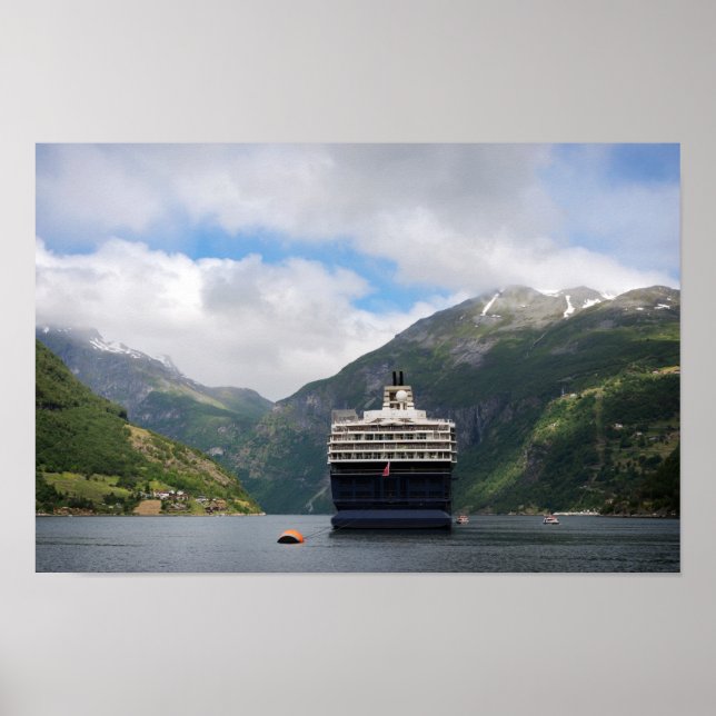 Navio de cruzeiro em Geirangerfjord poster (Frente)