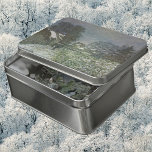 Neve na Argentina por Claude Monet<br><div class="desc">Neve no Argenteuil II (1874) por Claude Monet é uma pintura impressionista de belas artes. Um dia de inverno com uma cena de neve com árvores e casas ao fundo na cidade de Argenteuil, França. Sobre o artista: Claude Monet (1840-1926) foi o fundador do movimento de pintura impressionista francês, com...</div>