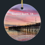 Newport Beach 2, lado a lado, com ornamento cerâmi<br><div class="desc">Linda praia Newport,  no sul da Califórnia,  com o Cais Balboa de um lado e o velho barco de madeira Dory do outro.</div>
