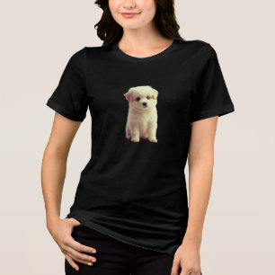 Ninhada de Filhotes em uma Camiseta Preta Manga Cu