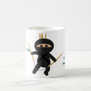 Ninja com a caneca circular das agulhas de