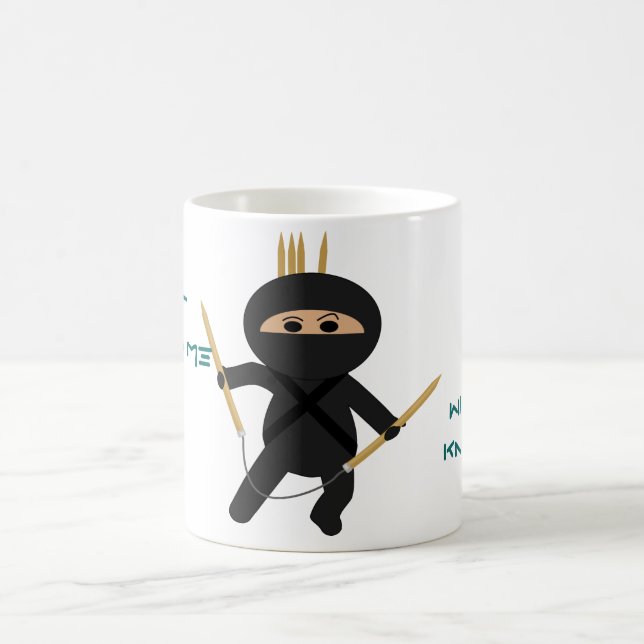 Ninja com a caneca circular das agulhas de (Centro)