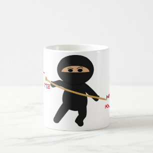 Ninja com a caneca da agulha de confecção de