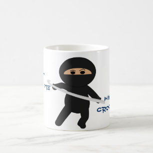 Ninja com a caneca do gancho de Crochet