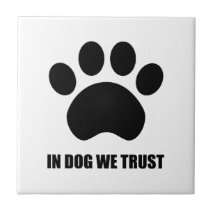 No cão nós confiamos o azulejo