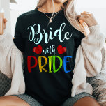 Noiva com Orgulho LGBTQ  Casamento<br><div class="desc">Celebre o amor e a igualdade com esta bela camiseta "Noiva com Orgulho"! Perfeito para casamentos LGBTQ  e celebrações do amor,  esta camisa apresenta um vibrante design do arco-íris e a empoderante mensagem "Noiva com Orgulho". Mostre seu apoio à igualdade de casamentos e vista seu orgulho na manga!</div>