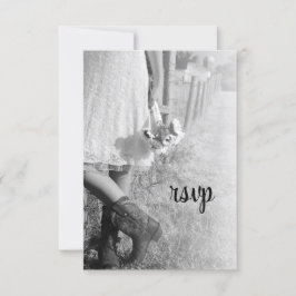 Noiva em Botas de Cowboy com RSVP de Casamento de