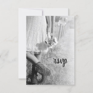 Noiva em Botas de Cowboy com RSVP de Casamento de 