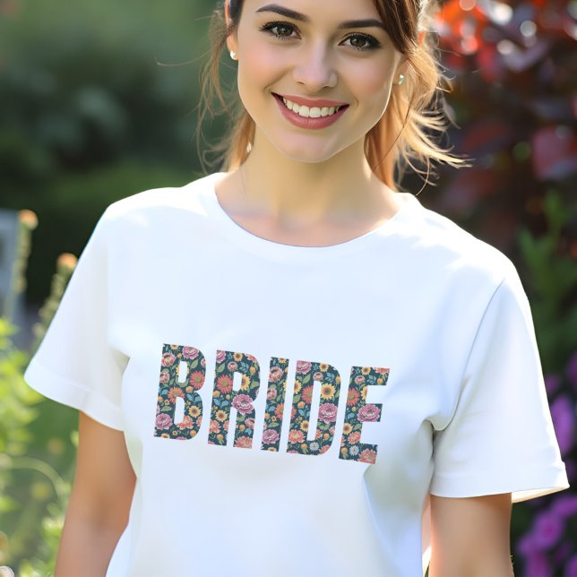 Noiva Floral Tipografia Despedida de Solteira Fest (Bride tee with floral-filled letters for bachelorettes, showers, and wedding fun!)
