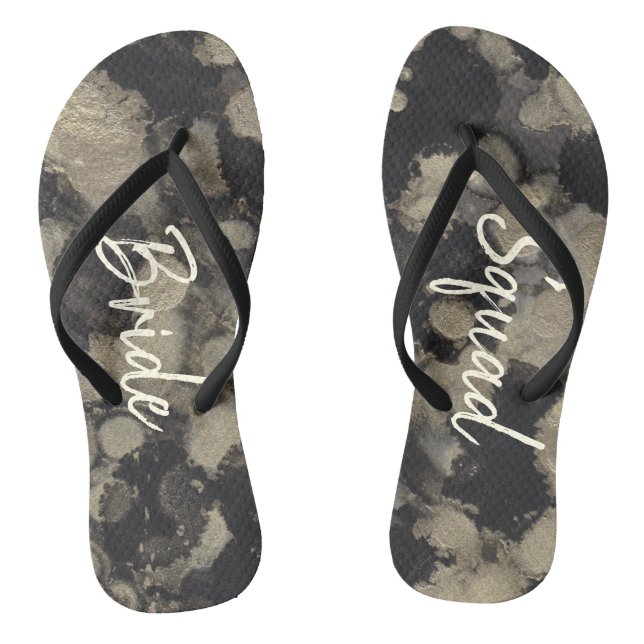 Noiva Oferece Sandálias de Goldes e Negros (Pé da cama)