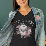 Noiva ou Morte Bachelorette Chic Chull Floral<br><div class="desc">Nada gritar "Eu faço!" como um casamento gótico inspirado no Halloween. Nossa bela camiseta Bride ou Die chá de panela apresenta nosso próprio crânio de aquarela pintado manualmente junto com nossas lindas flores góticas, vermelhas, rosa e pretas pintadas manualmente. Adicione o seu monograma aos olhos do crânio. O nosso casamento...</div>