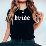 Noiva | Texto Gótico legal<br><div class="desc">Esta na moda, camisa preta para a noiva, apresenta textos modernos, brancos, góticos ou do estilo inglês antigo.</div>